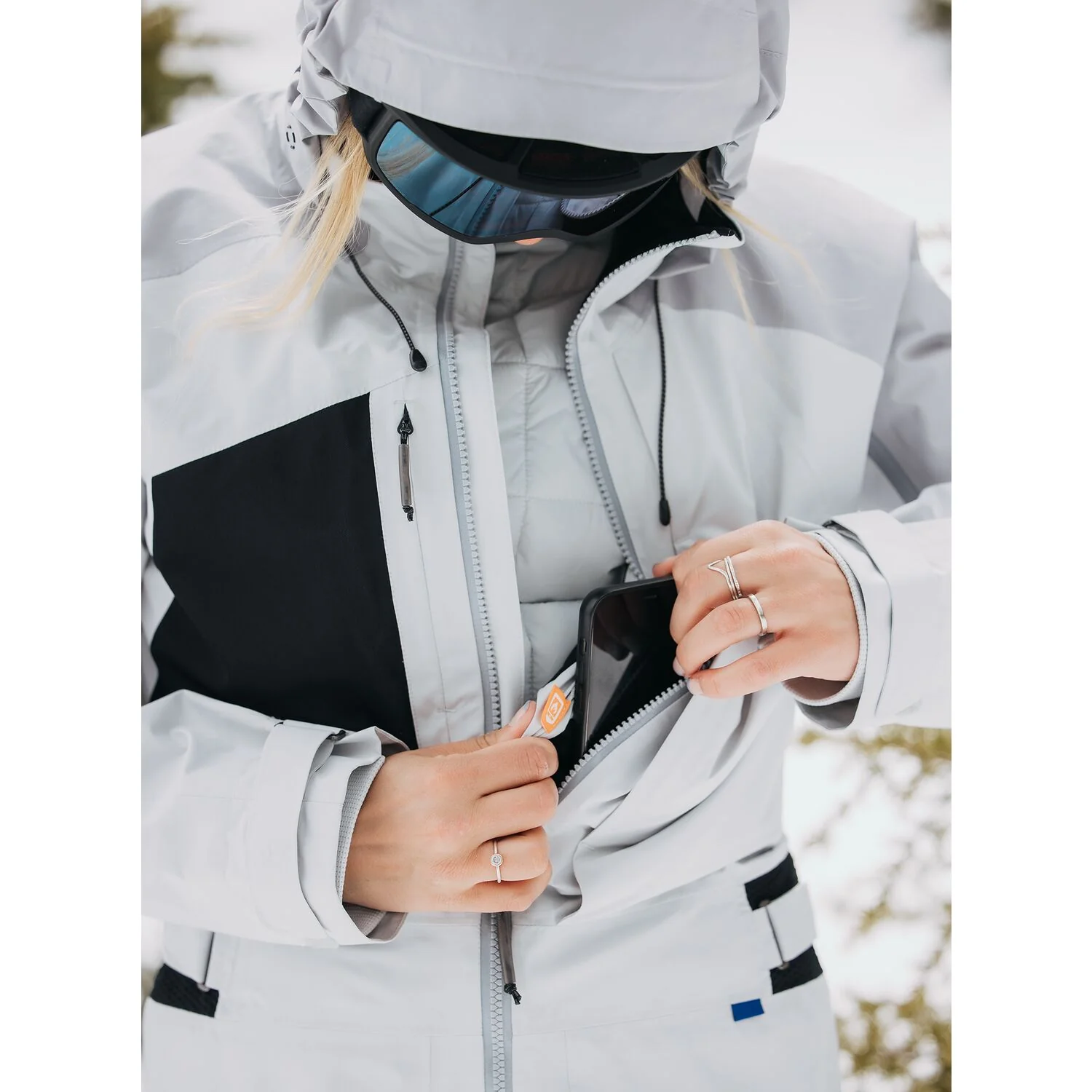 Burton Carbonate Gore-Tex 2L One Piece 2023 - Women's Snowboard One Piece - Image 4